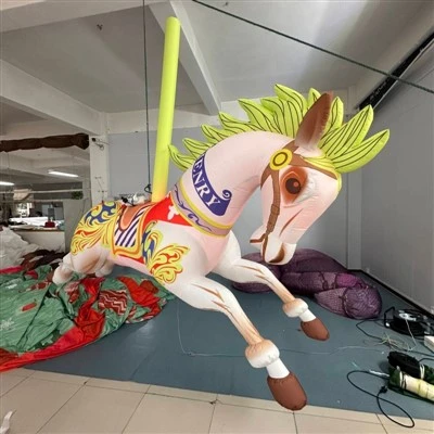 Kleurrijke carrouselstijl opblaasbare paardenmascotte