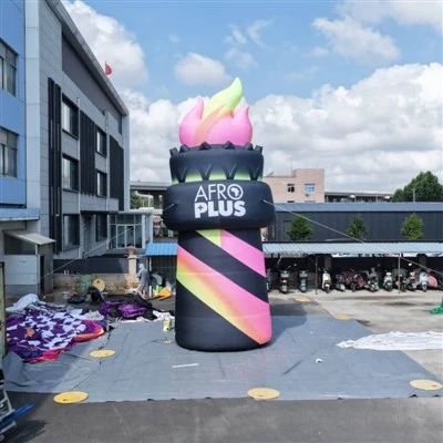Op maat gemaakt opblaasbaar gigantisch fakkelmodel